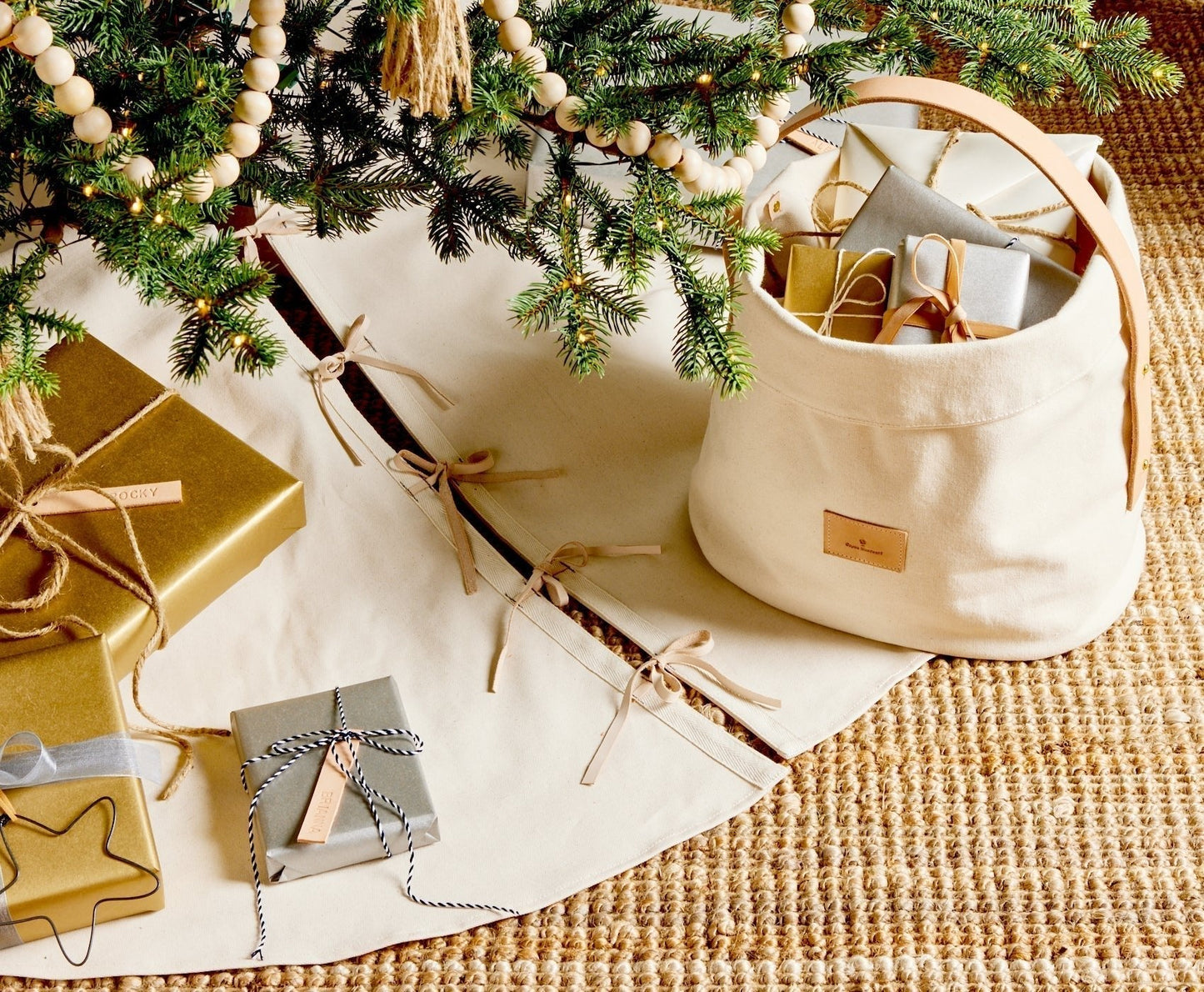 Christmas Tree Skirt - celina mancurti - Christmas Tree Skirt - -Especially sweet